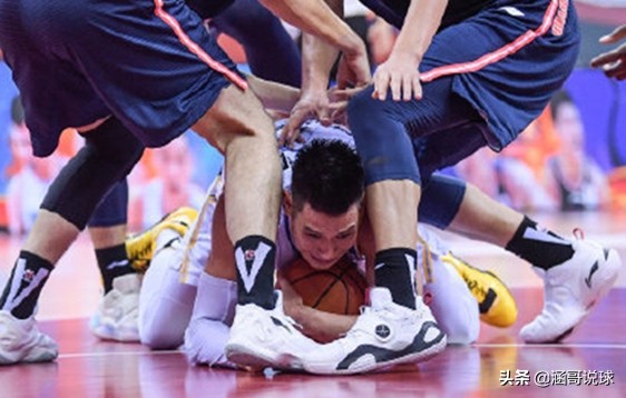 裁判引争议方硕背锅,方硕三分空气犯规