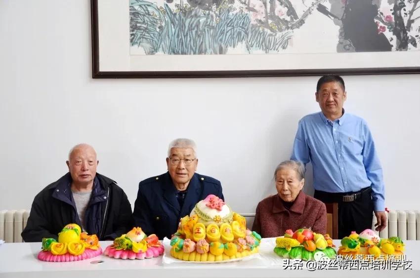 陈红林校长重阳节前夕为东方颐养中心的老人送去福寿花饽饽