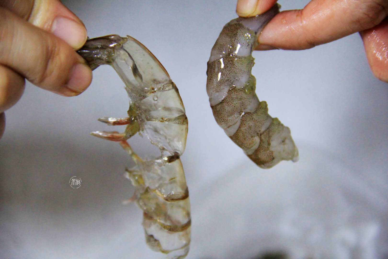 原来剥虾壳这么简单,学会这个诀窍,3秒去掉虾壳,轻松又完整