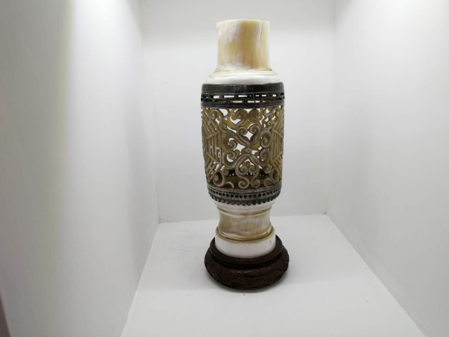 你见过内蒙古牛角雕吗？纯手工雕制，蒙古族生活栩栩如生