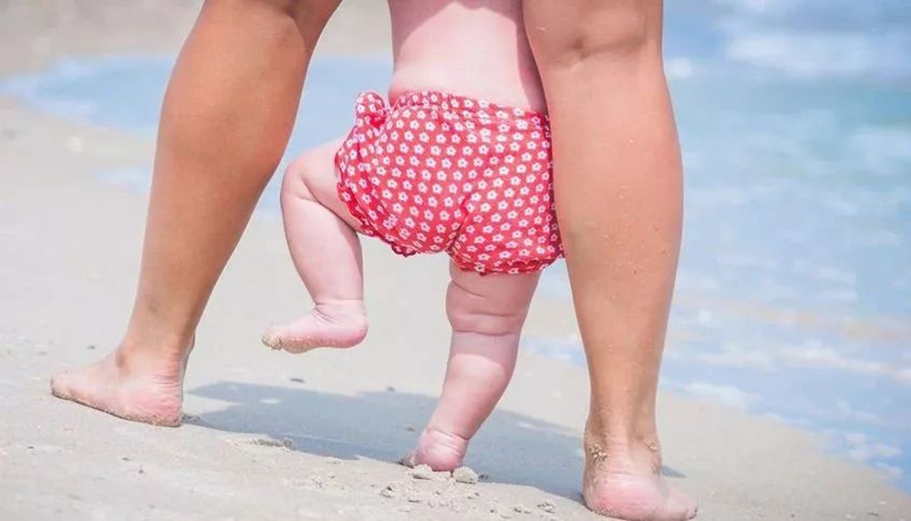 夏天宝宝光脚丫好还是穿袜子好,宝宝夏天为啥要穿袜子