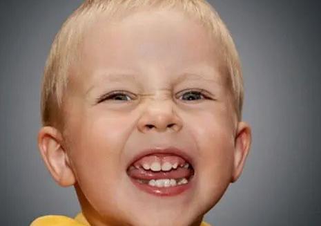 乳牙脱落后的最佳处理方法,小孩的第一颗乳牙脱落要怎么处理