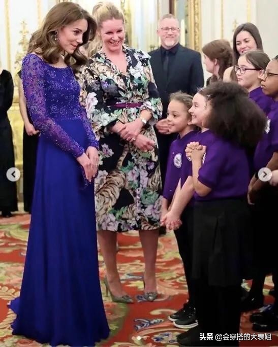 凯特王妃最新的时尚穿搭,英国王妃凯特穿宝蓝色大衣