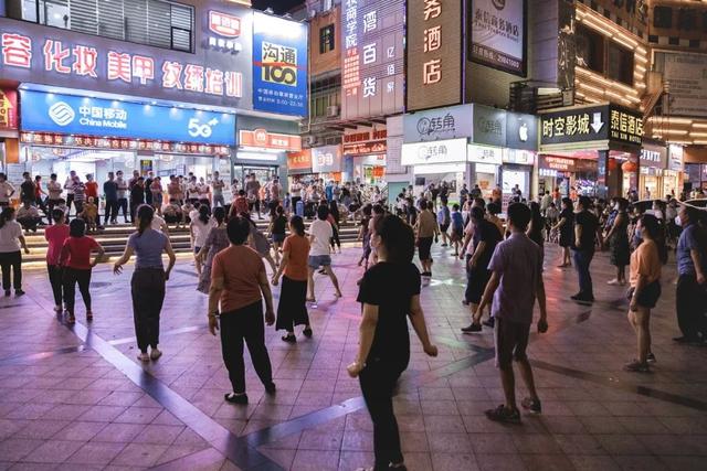 中国第一个硅胶娃娃体验馆，开在工厂区