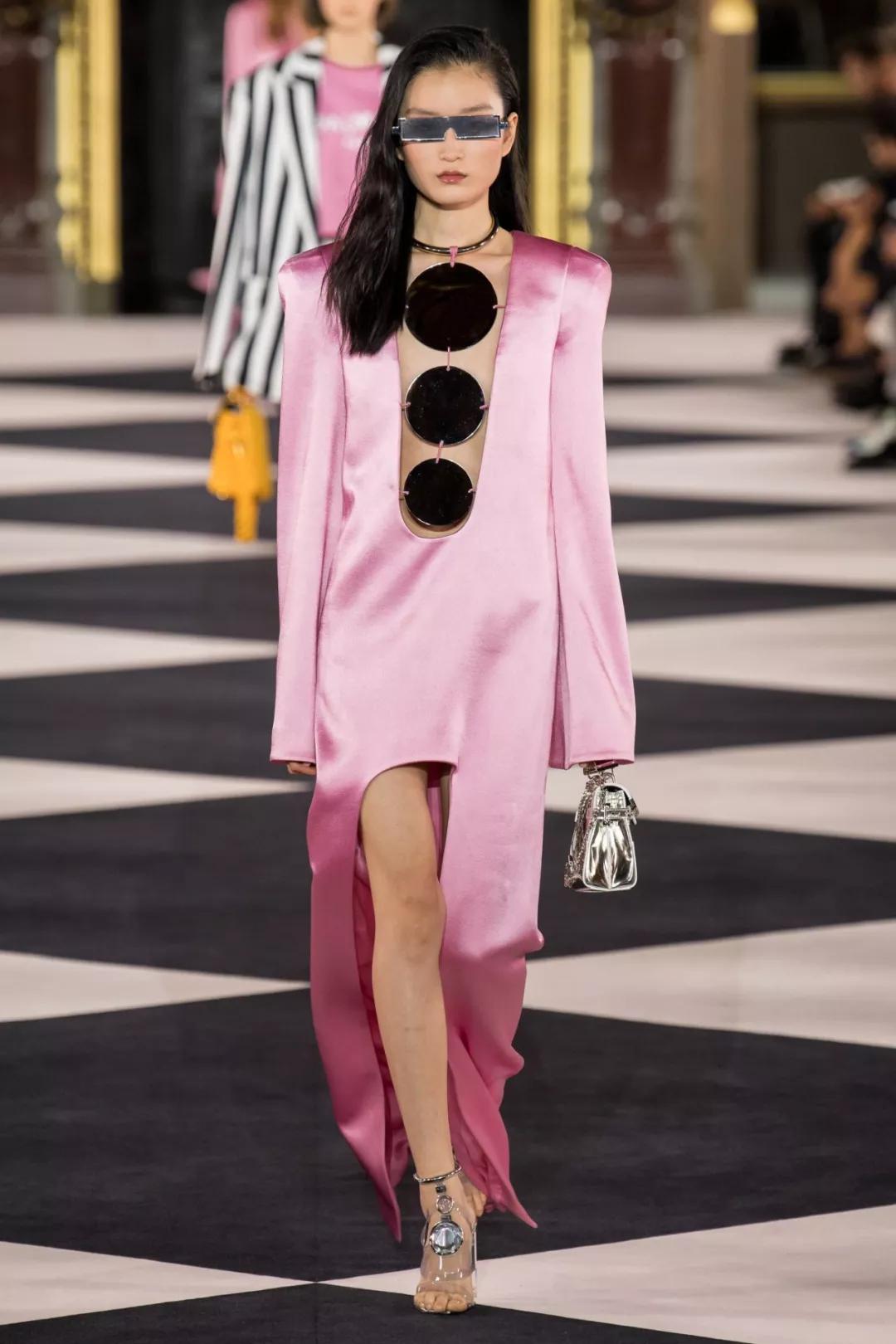 2020流行什么颜色的衣服,今年最流行的衣服颜色是什么颜色