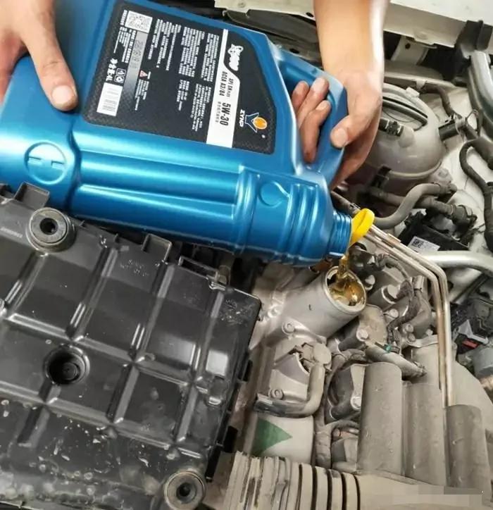 十几年的发动机用什么机油合适,轿车发动机换什么牌子的机油