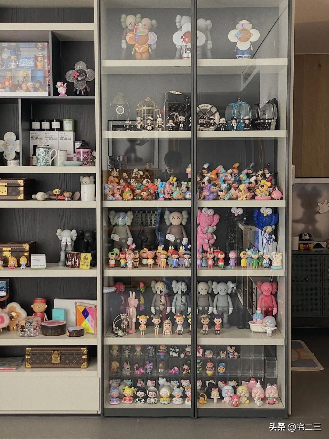 从KAWS、村上隆到草间弥生,为什么潮玩艺术也进军家居界了?