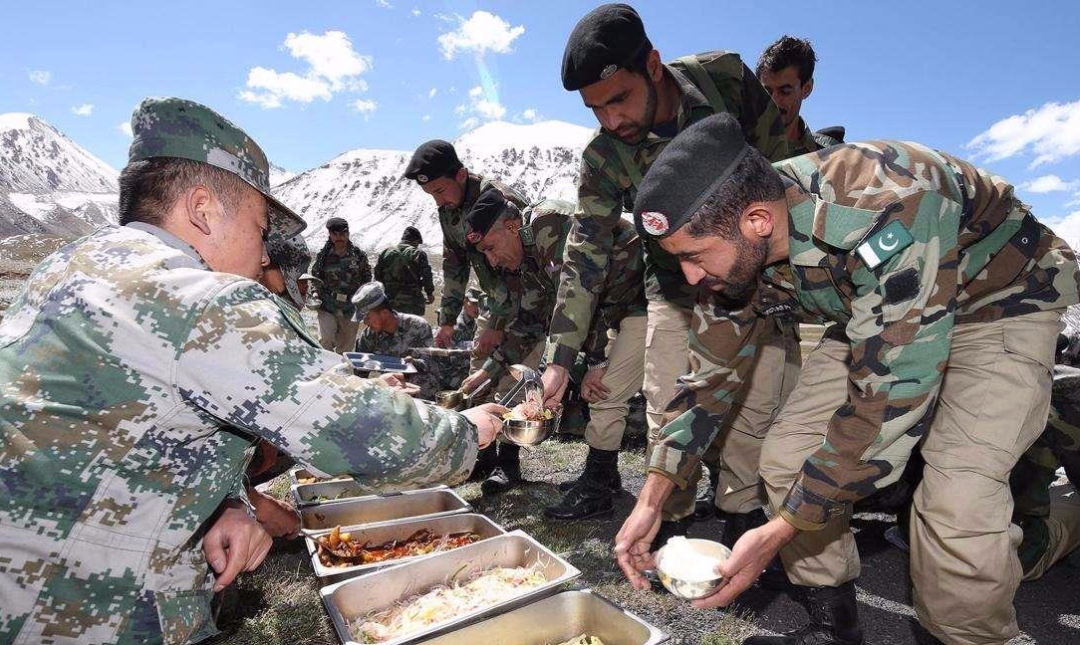 国界线两国士兵互相交流,世界上最奇葩的10条国境线