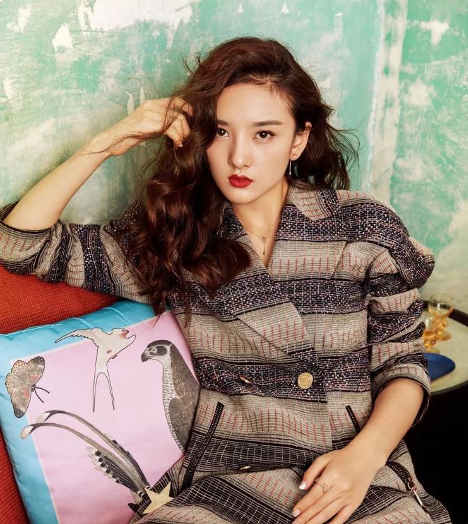 杨幂难得换新发型，穿豹纹拍大片上热搜，却遭亲爸吐槽马甲线不足