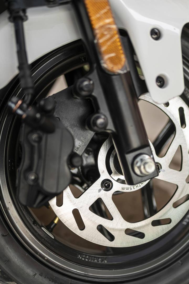 大灯炫酷有型,九号e100大灯效果