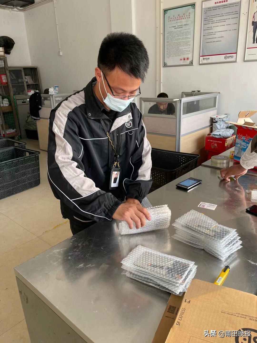 快递小哥认真工作事例,快递小哥敬业态度