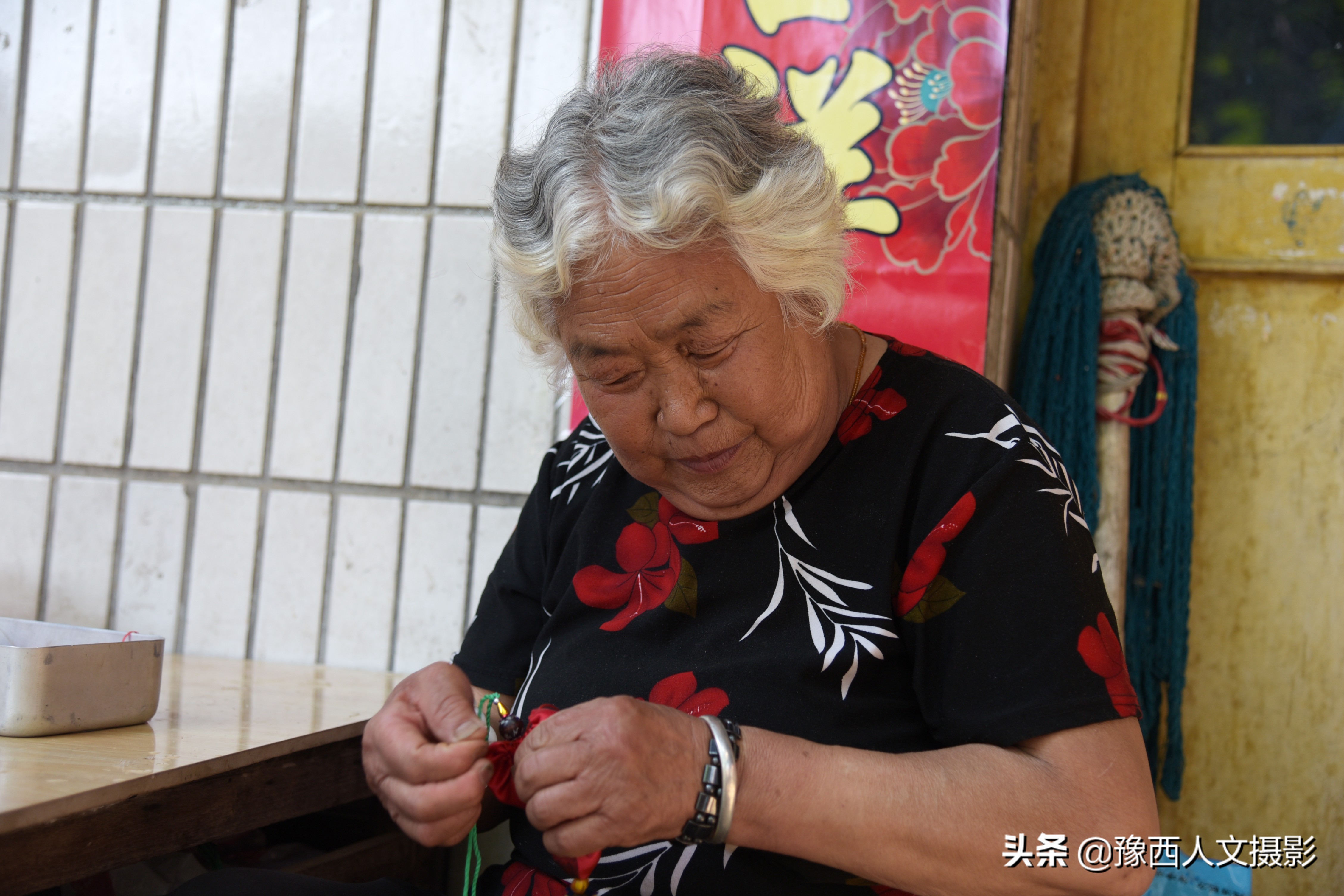 山乡大娘打手灯做缝纫，12块布头缝制传统香包，一年卖不够800元