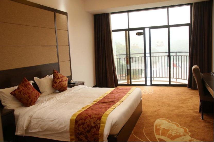 10元钱，住一晚四星级酒店，吃三顿自助餐，它不香吗？