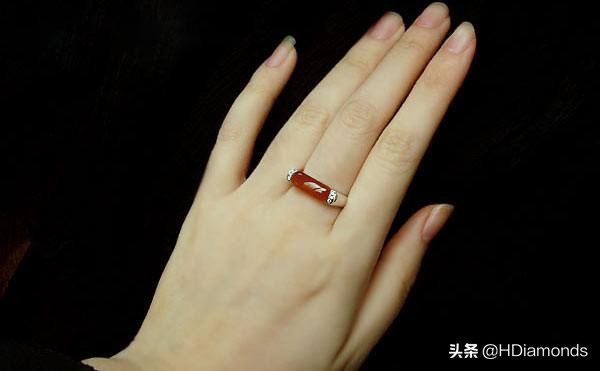 2024属猴的人佩戴翡翠戒指好吗,翡翠戒指戴手指讲究