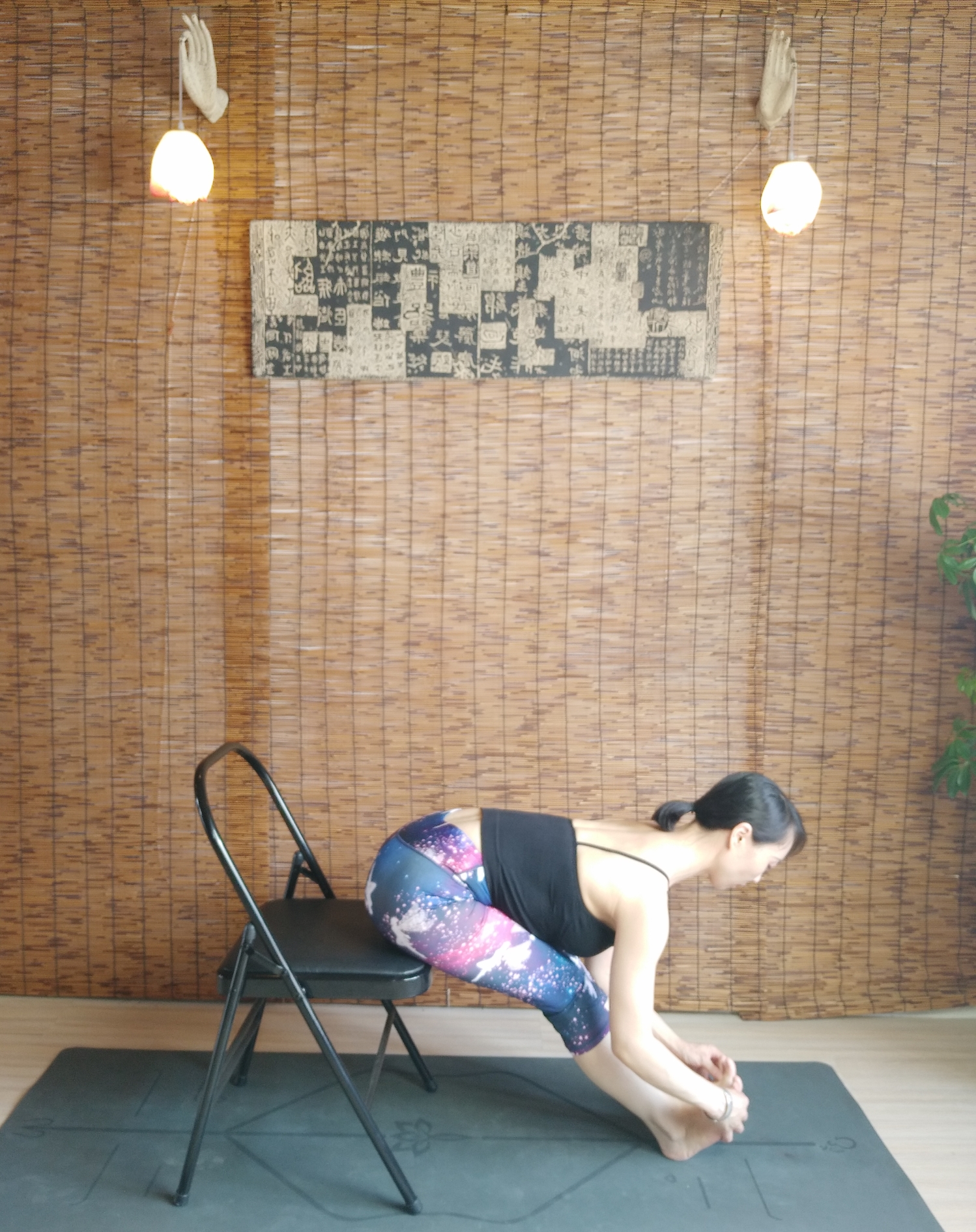 办公室放松肩颈的瑜伽动作,办公室瑜伽体式推荐