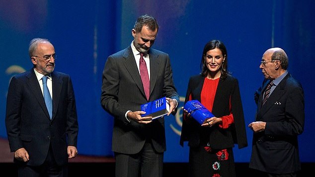 西班牙王后风格斗篷,西班牙王后穿衣经典款