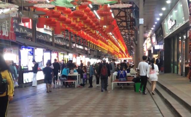 街边兜售名牌化妆品,街头兜售名牌化妆品