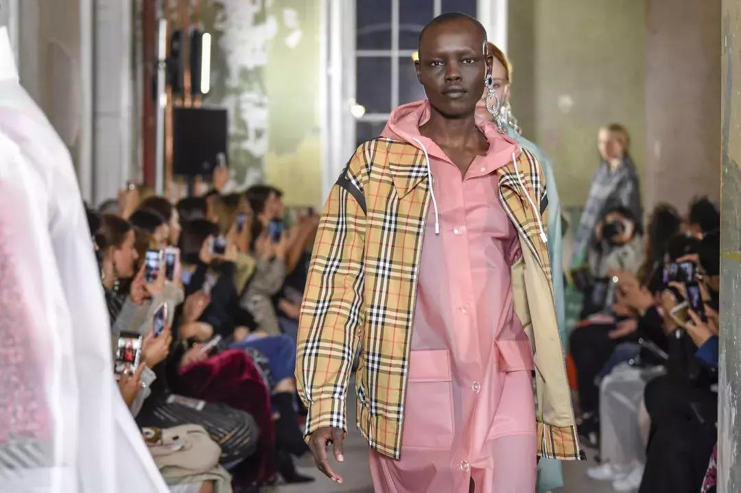 问江南“晴为何物”，你见过这些时尚品牌的雨衣、雨靴吗？