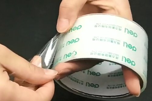 胶带藏了一个小机关,胶带上面有小机关