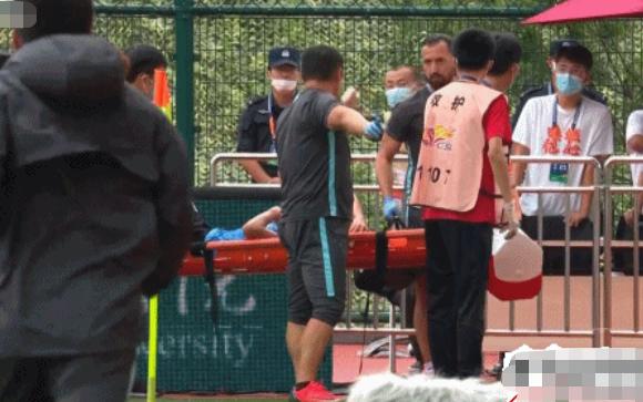 球坛又现流血事件!23岁足球新星顶球时被撞,血流满面当场送医