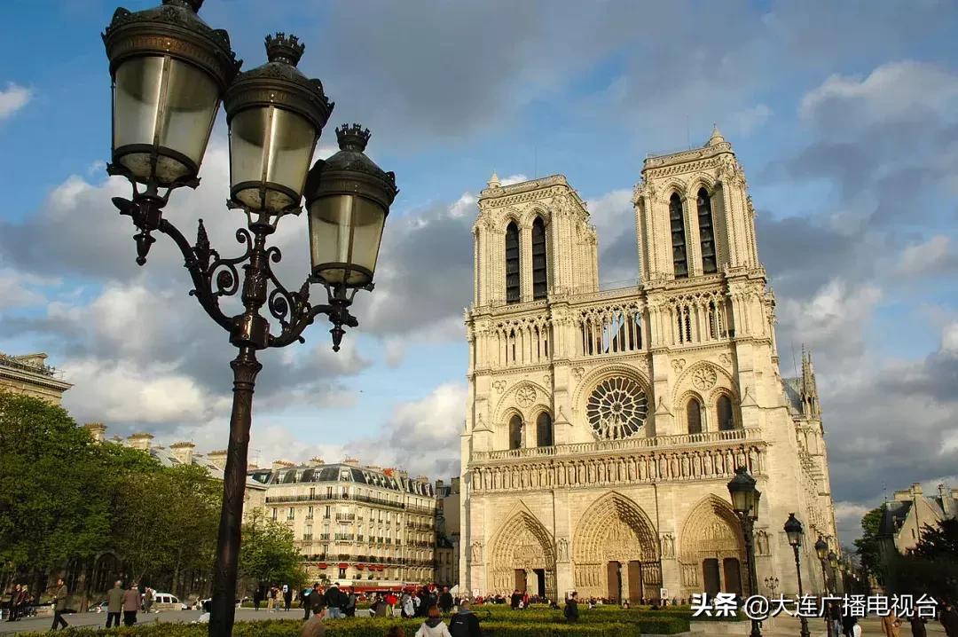 巴黎圣母院发生火灾塔尖倒塌,巴黎圣母院大火塔尖崩塌瞬间