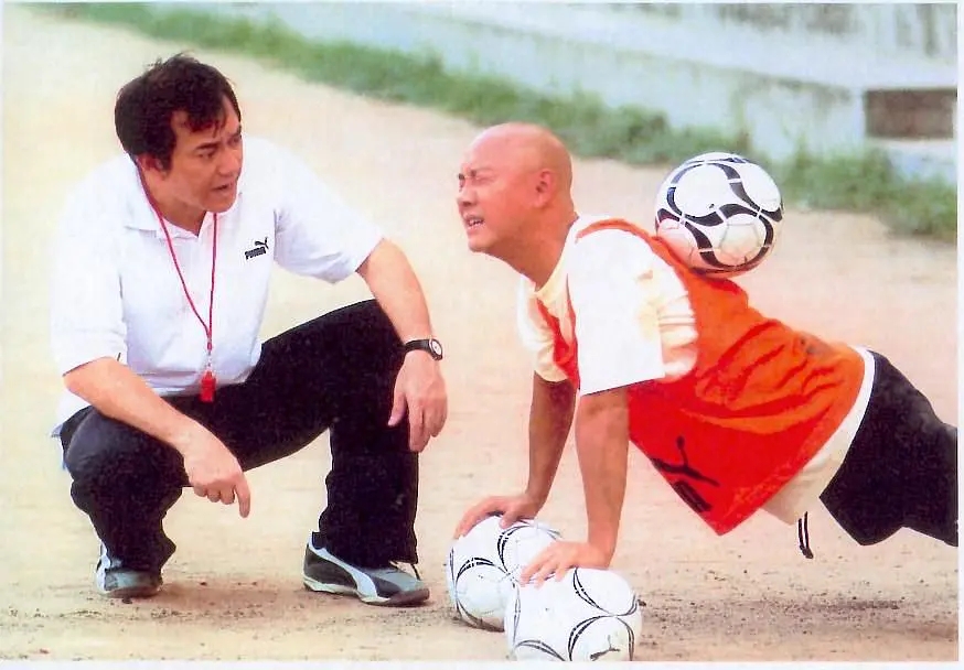 功夫足球张卫健踢爆一半足球,功夫足球张卫健大s射球