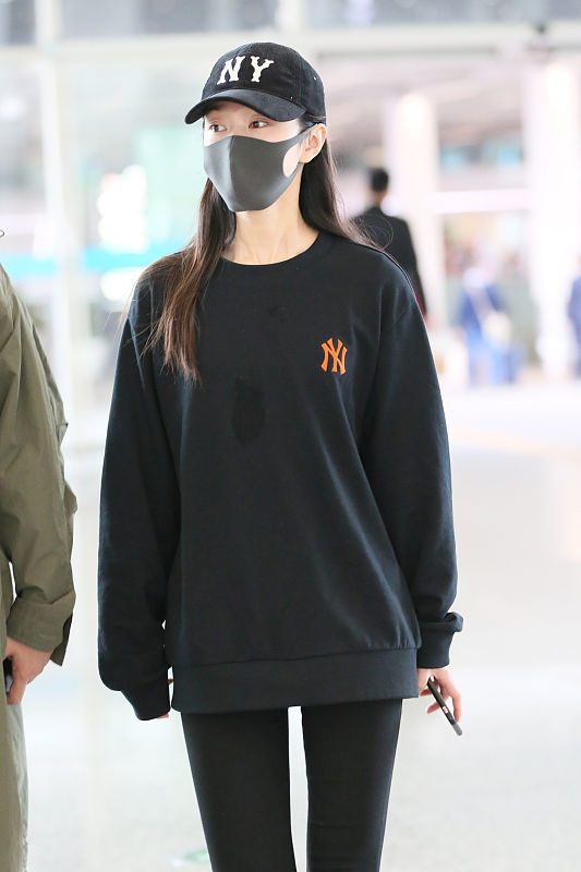 ​宋轶一路走红衣品提升很快！运动风衣+T恤小白鞋，又休闲又甜美