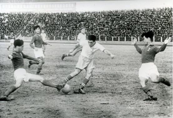 开国元勋的足球情结：毛*东泽**曾当过守门员，贺龙一怒之下解散国足