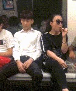 搞笑动图gif微信表情包2019,搞笑动图笑得肚子痛