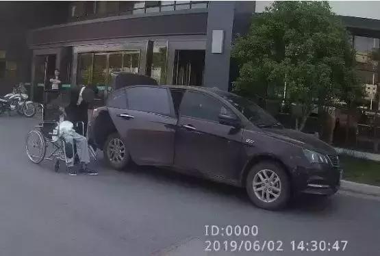 代买水果刀，还要保密？外卖小哥一念之间，救了一条命