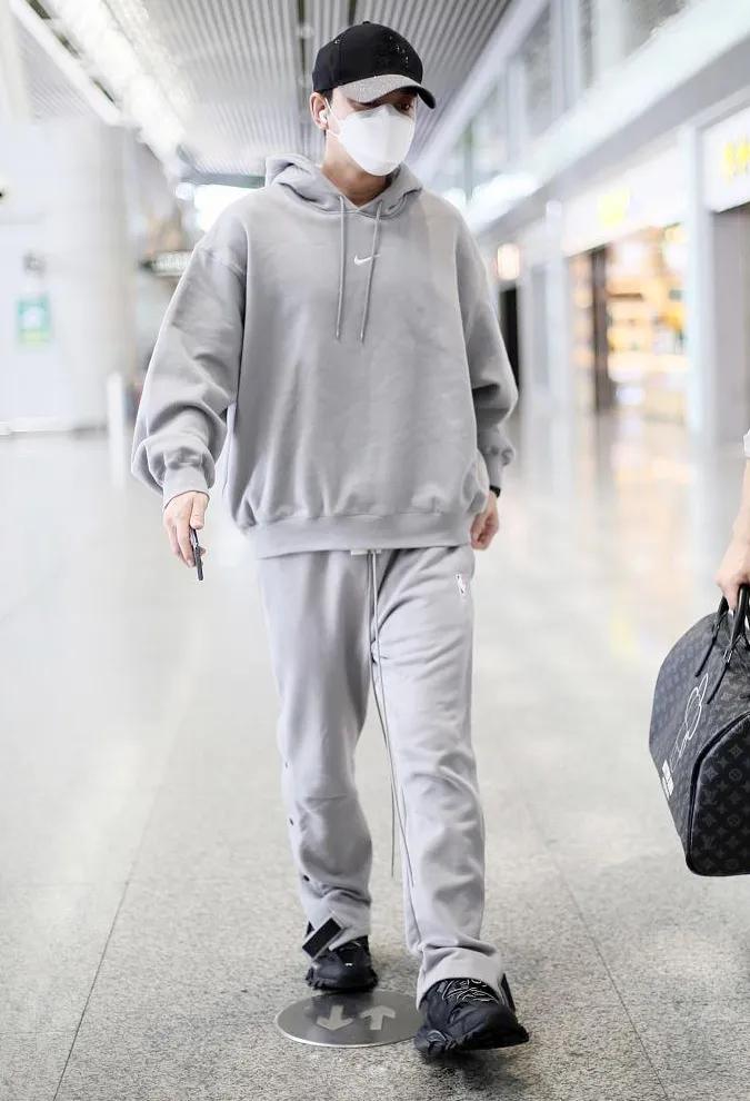 防疫造型大赛第二弹，杨幂热巴刘雯...戴口罩也挡不住的时髦感