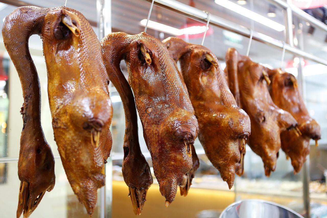 鹅、鹅、鹅，曲项向天歌，鹅头浮卤水，鹅掌躺干锅