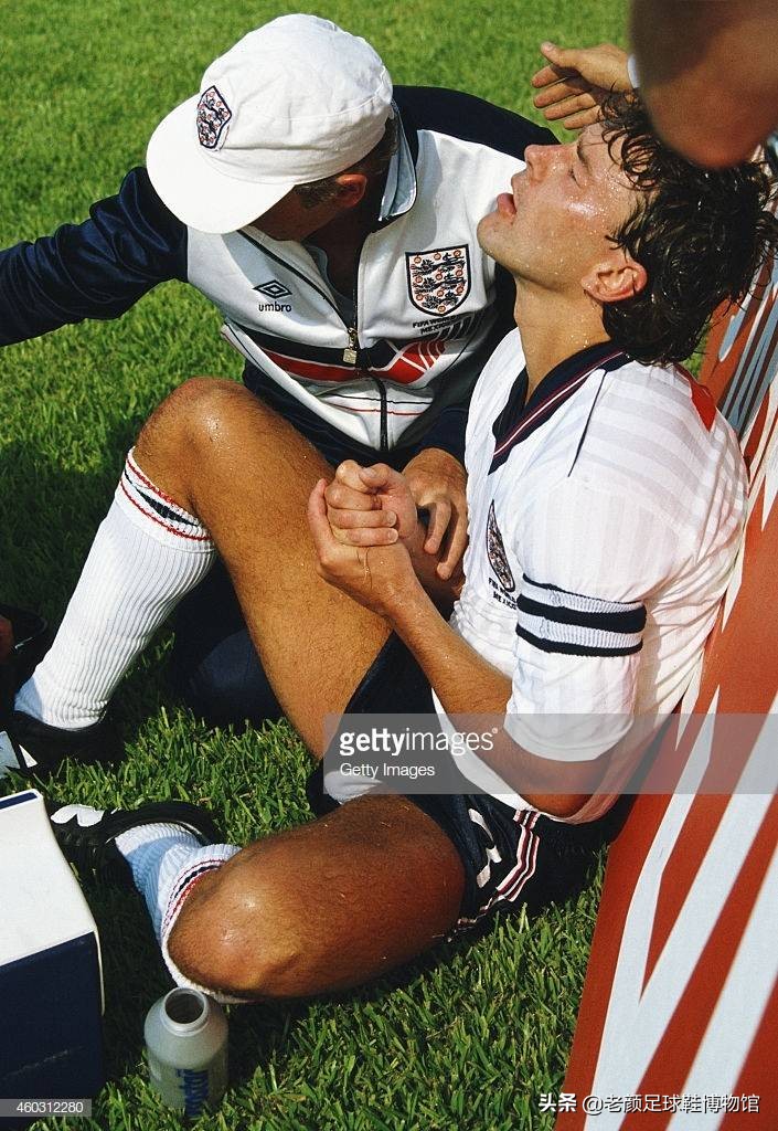 英格兰第一铁汉，骨折踢完比赛，40年前战胜曾国足，爱穿牛逼鞋