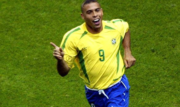 他是中国球迷的足球初恋,他是绿茵场上的天外来客,他是罗纳尔多