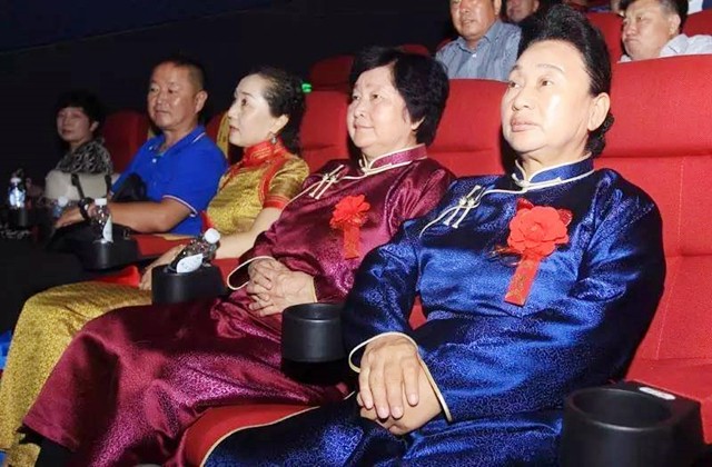 龙梅和玉荣保护羊群故事总结,龙梅和玉荣保护羊群故事