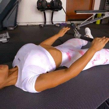 前凸后翘，加拿大美女硬拉210公斤做组，六块腹肌令人羡慕