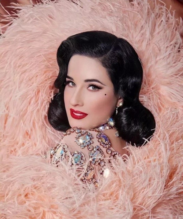 她19岁成为脱衣舞娘身家2亿,拒绝查尔斯邀约,女人都会被她迷住