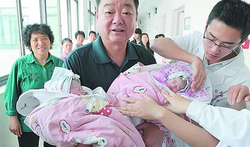 60岁盛海琳高龄产妇生下双胞胎,60岁生双胞胎的盛海琳丈夫离世