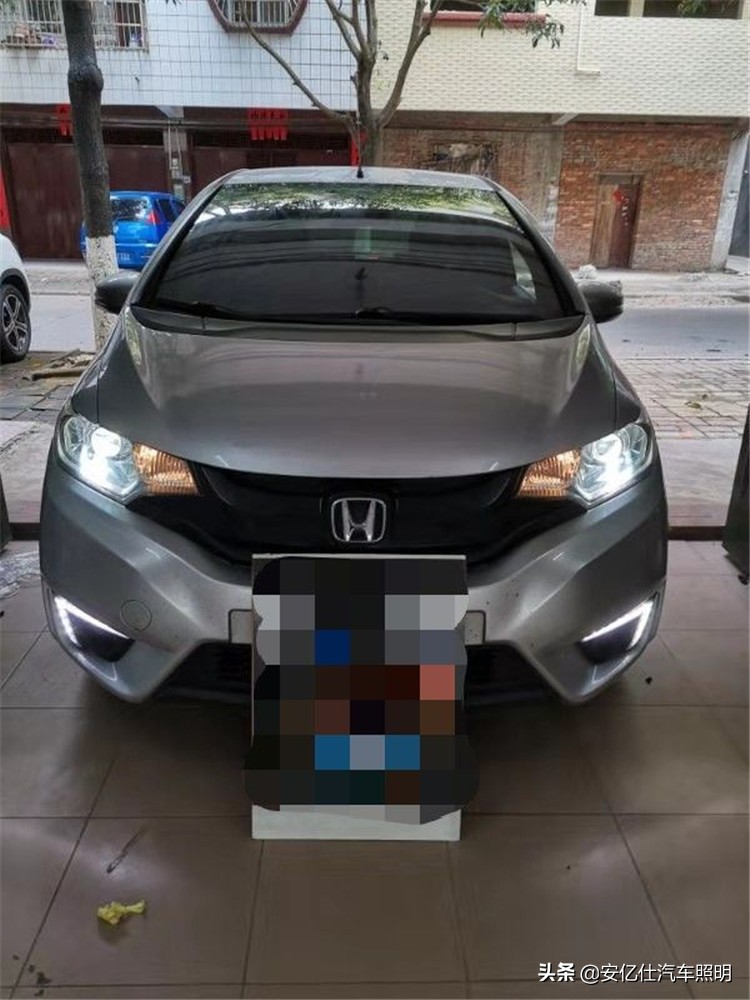 飞度改装前大灯位置稍差,飞度改装透镜大灯