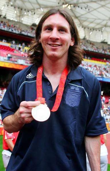 梅西的辉煌岁月,梅西曾经年少轻狂的模样