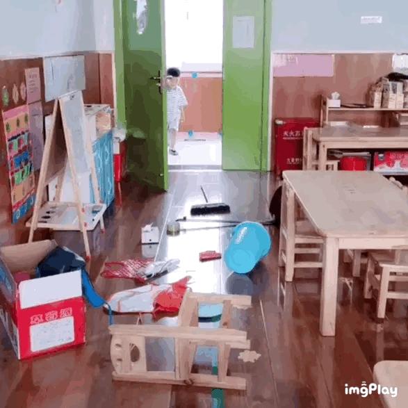 养男孩好还是养女孩好，监控摄像头下，男女差别一目了然