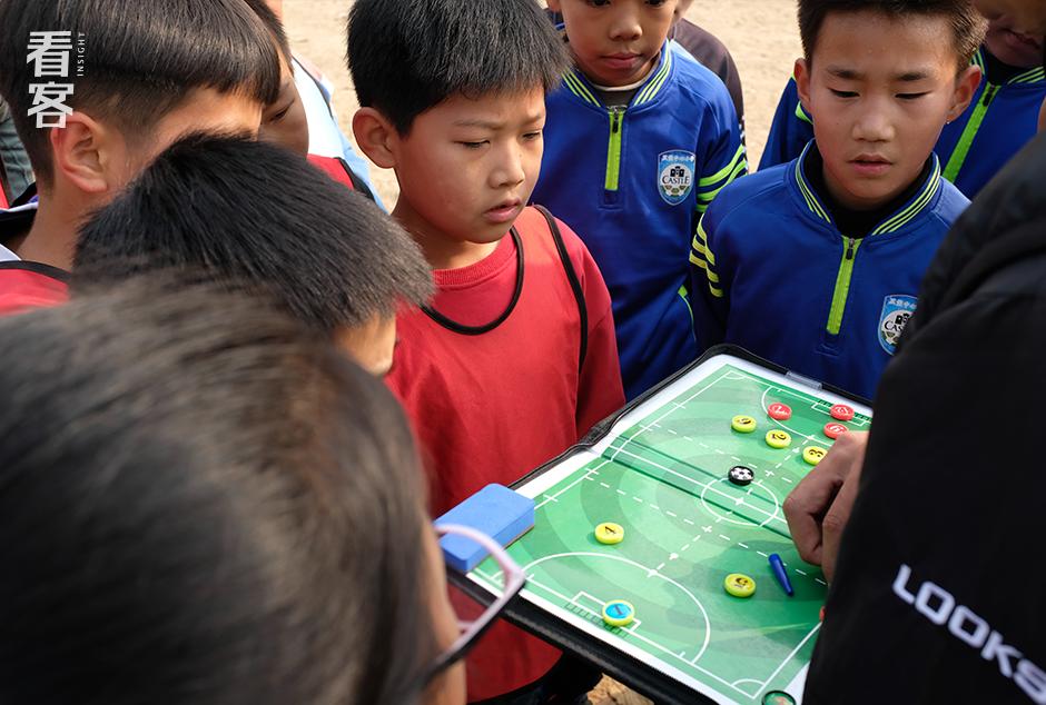 这支秘密发展的乡村足球队，拼命的令人肃然起敬