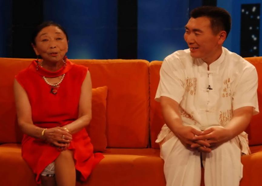 90后娶60岁老太太真实事件,25岁小伙不顾反对娶60岁大妈