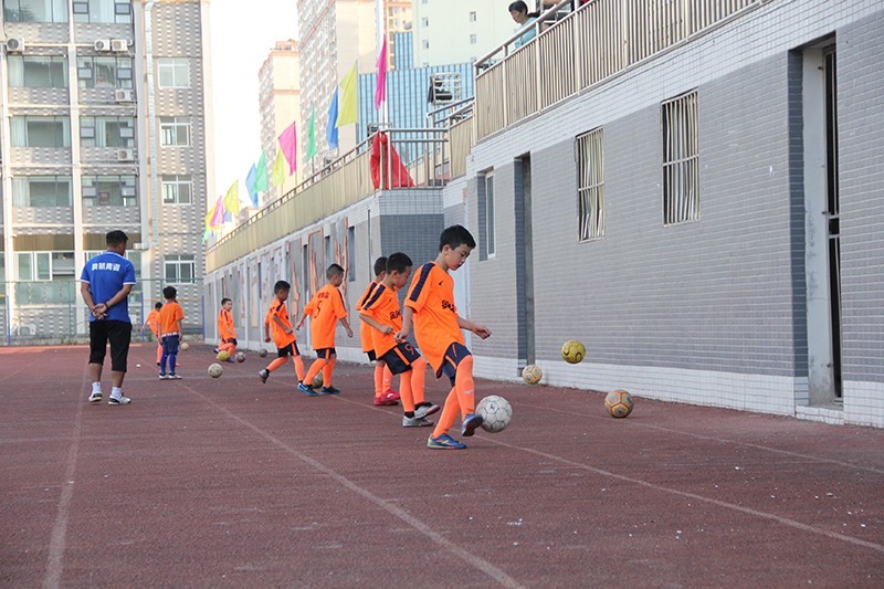 「众志成城抗疫万众一心复工」南充奥航足球俱乐部青训营开练