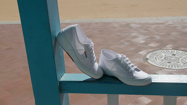 鞋男款显高帆布鞋怎么搭配,小白鞋和帆布鞋哪个显高