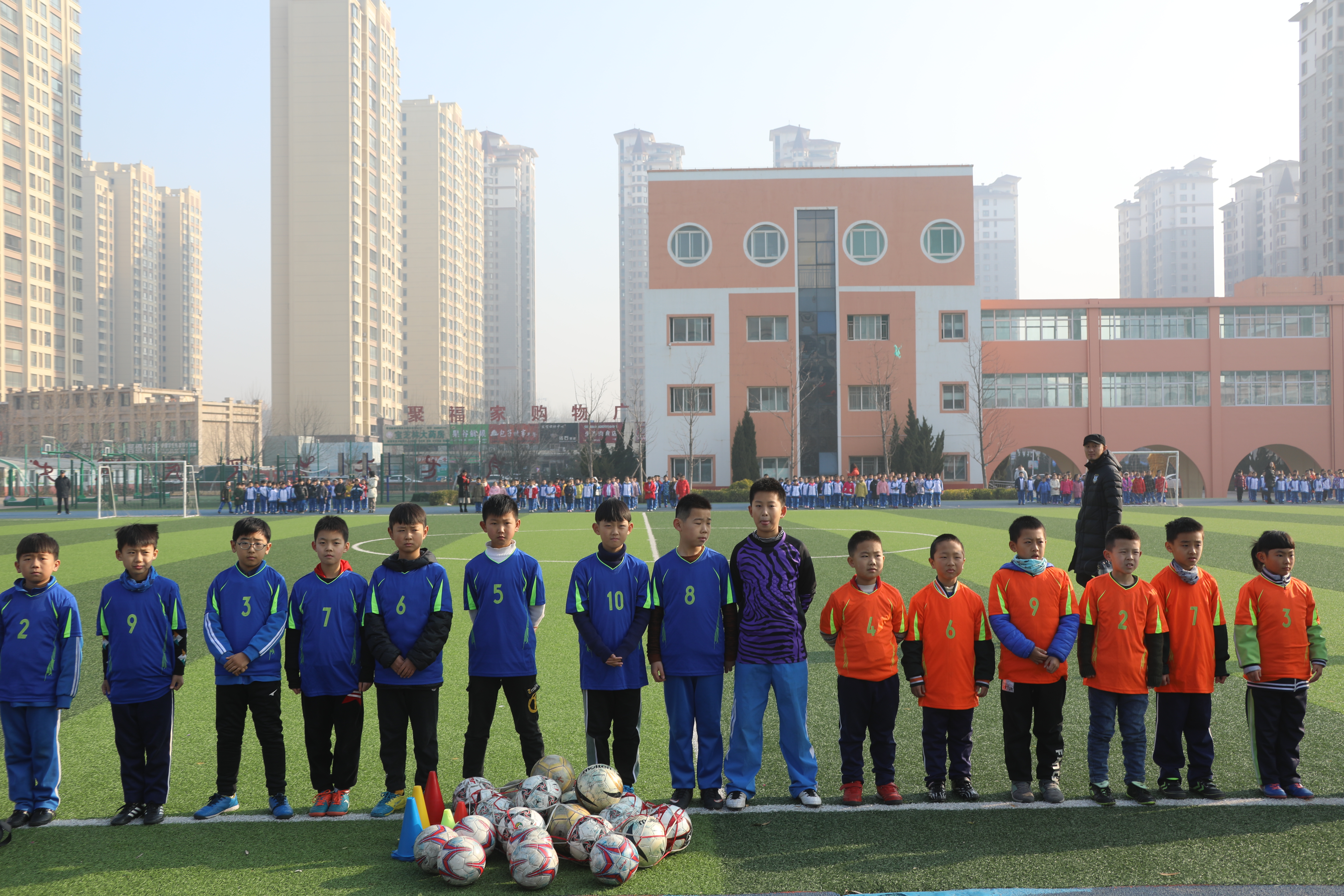 送文化进校园,送足球