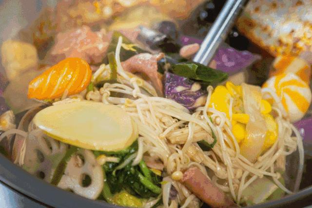 阿姨在路边卖麻辣拌,辽宁大姐秘制麻辣拌