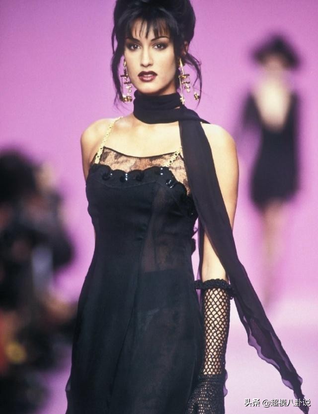 她是天神Naomi心中的bestwalker，身材比例完美被赞“小腰精”