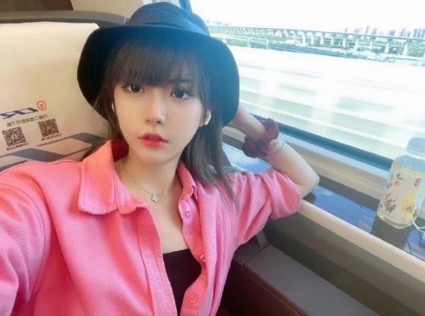 为什么女解说不能穿黑丝了？这是电竞规矩，玩家：穿旗袍不也行吗