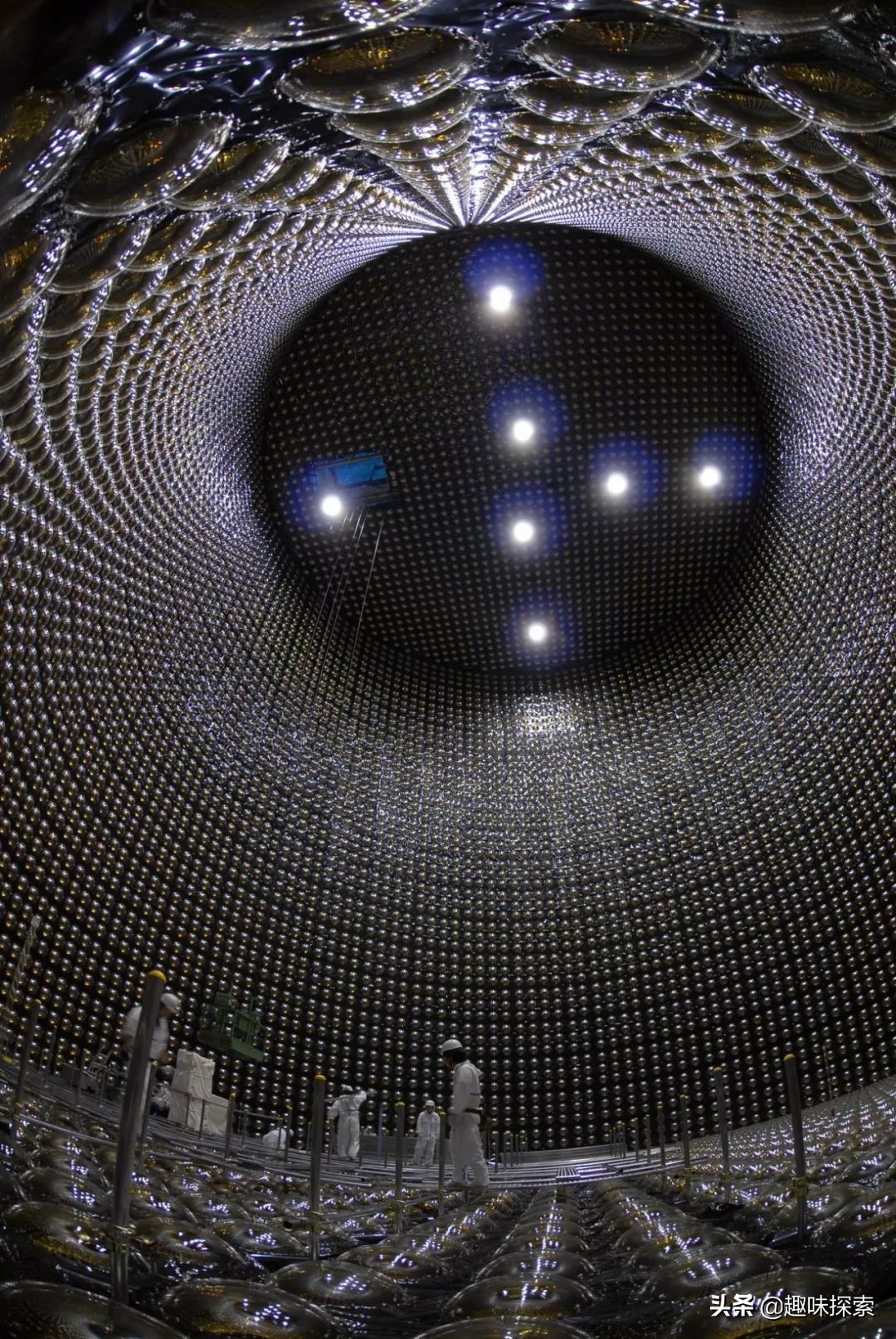 为了捕捉号称“隐形人”粒子，超级K内装满超纯水，能溶解金属